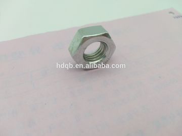 Nueces estándar métricas de hex. del hierro de la cabeza de las tuercas de fijación materiales del parte movible con color del cinc