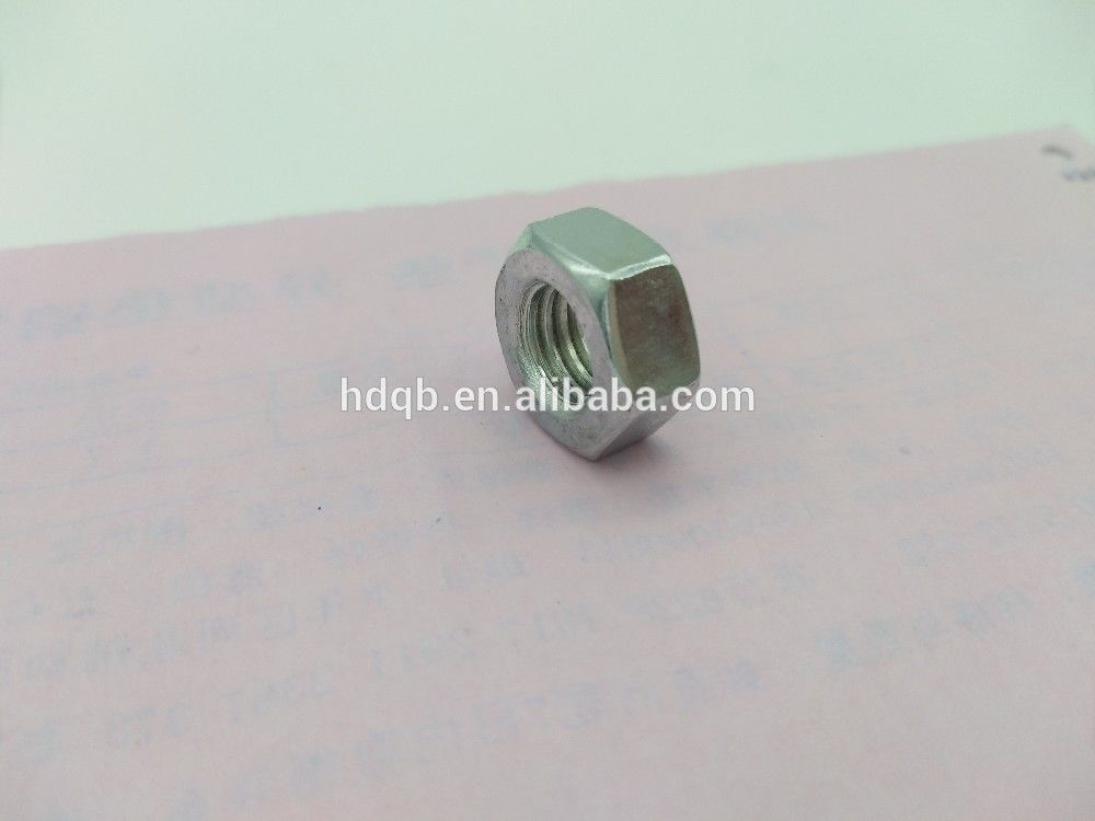 Nueces estándar métricas de hex. del hierro de la cabeza de las tuercas de fijación materiales del parte movible con color del cinc
