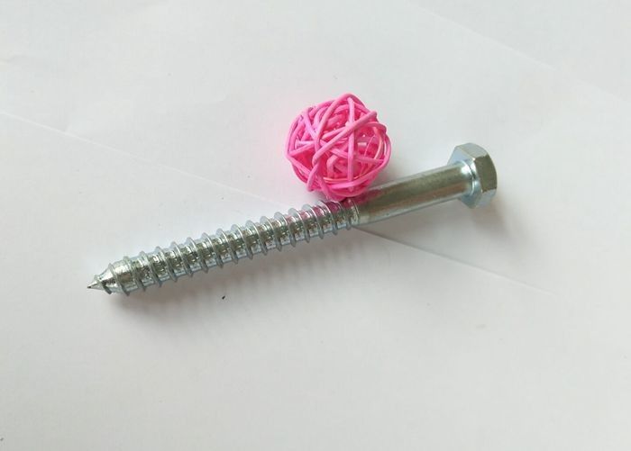 Tornillos de madera blancos estándar de la Uno mismo-perforación de la cabeza de hex. del color de los ANIS del estruendo BSW del grado 4,8 con hierro